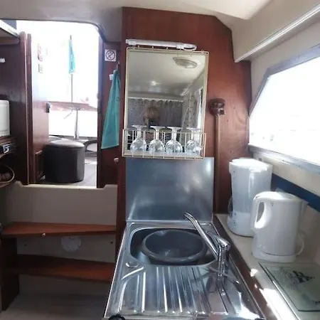 Bateau Entre Terre Sauvage Et 보트호텔