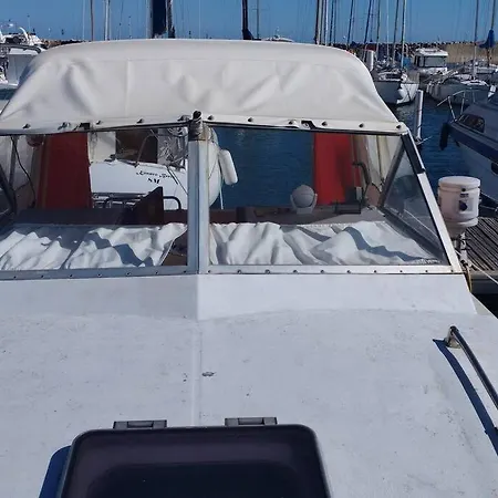 Bateau Entre Terre Sauvage Et 생트마리라메르